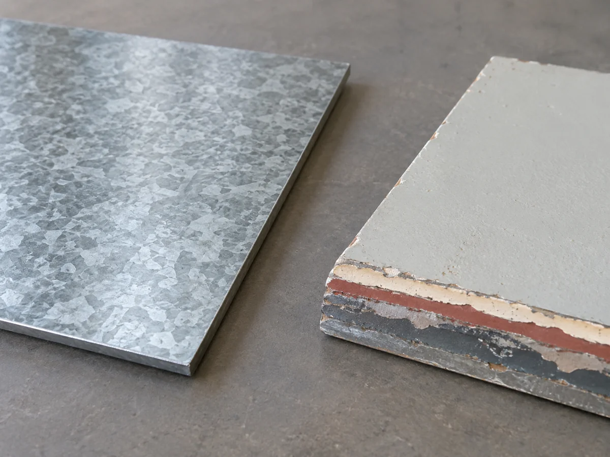 Muestras de metal galvanizado y metal con pintura anterior.